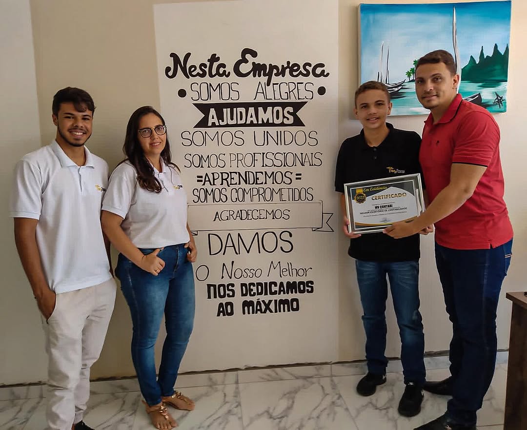 Equipe MV Contabi recebendo premiação